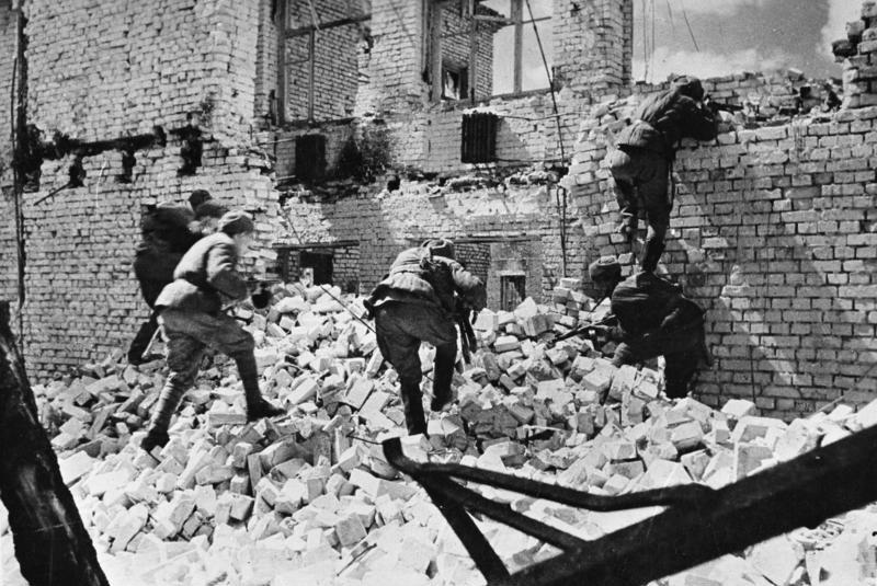Illustration for article titled Este hombre mató a 242 nazis en cuatro meses con un solo dedo: si te movías o respirabas, estabas muerto